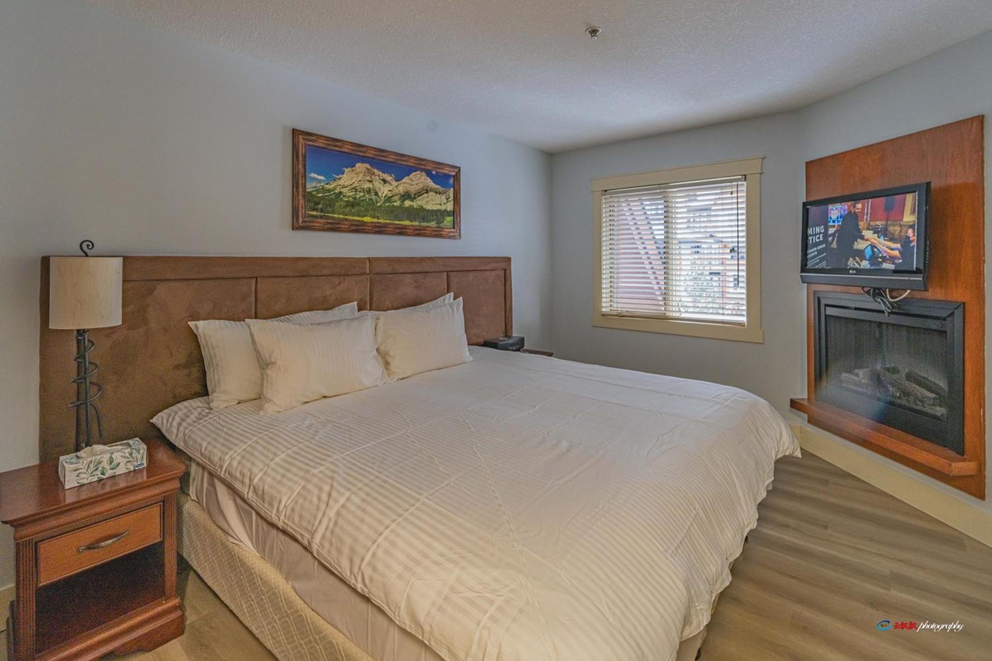 Solara With Pool/hot Tub/parking/gym Canmore